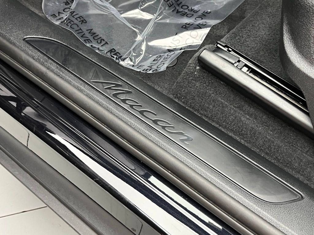 Thumbnail: 2025 Porsche Macan - 31