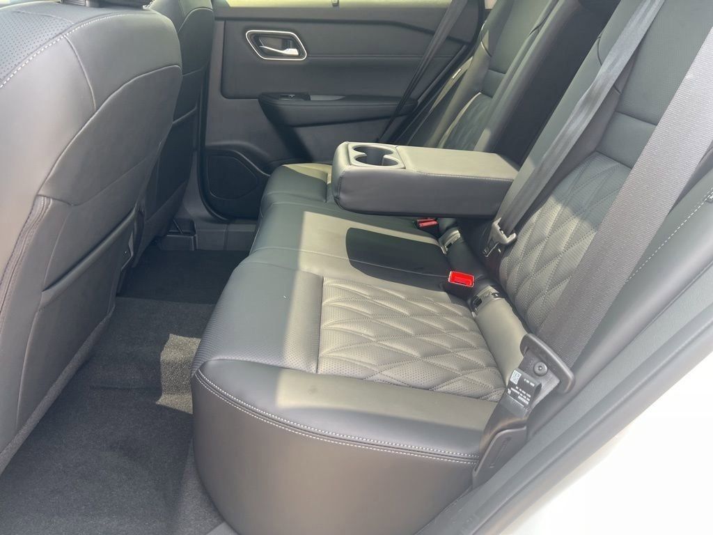 2025 Everest White Pearl/Super Black Nissan Rogue Platinum FWD SUV