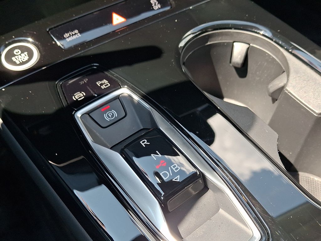 Thumbnail: 2025 Audi Q6 e-tron - 15