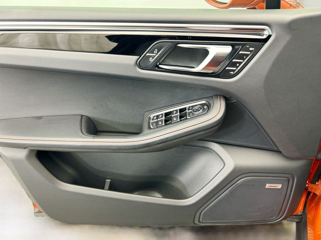 Thumbnail: 2025 Porsche Macan - 25