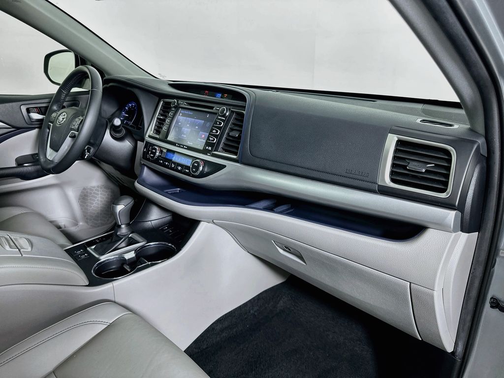 Thumbnail: 2019 Toyota Highlander - 30