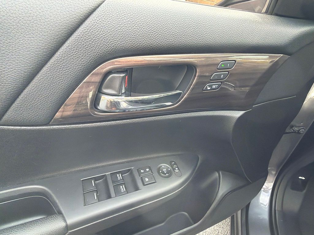 Used 2017 Gray Honda EX-L image 17