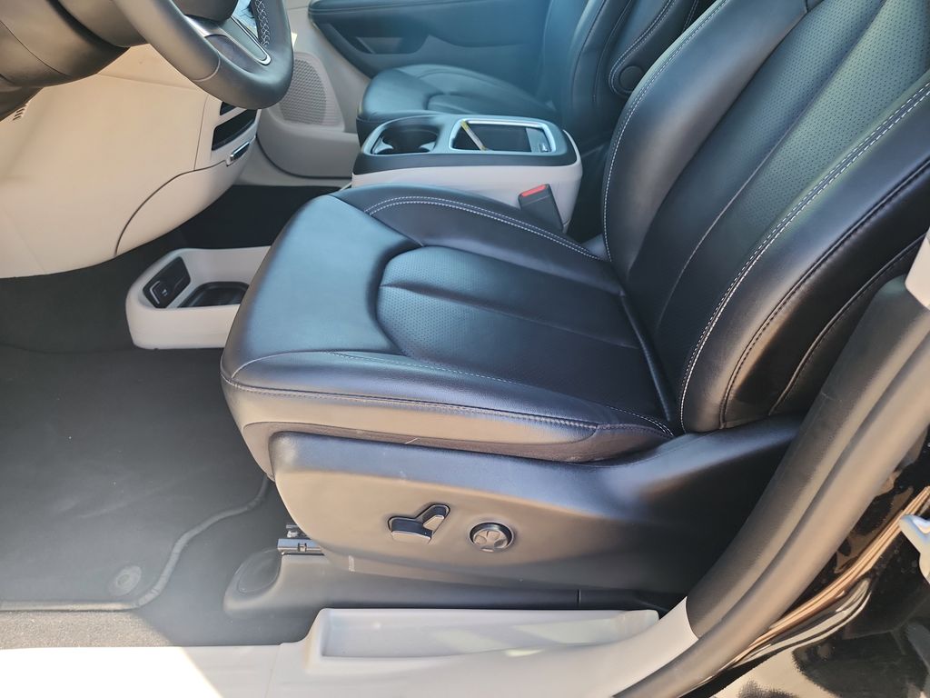 2024 Chrysler Pacifica Touring L photo