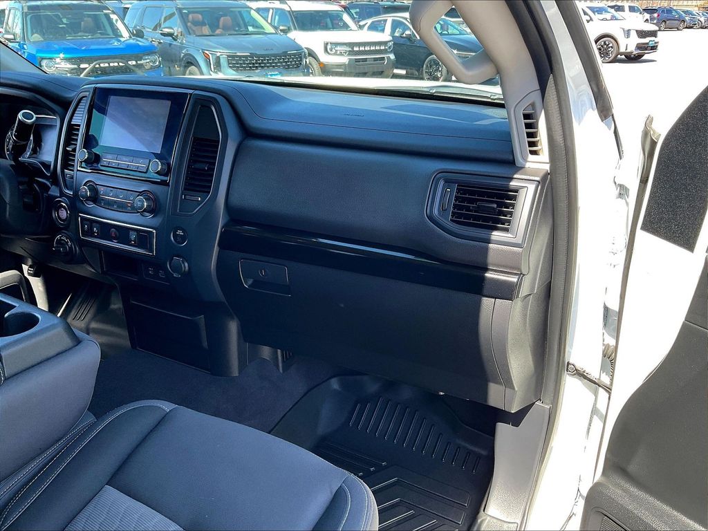 2024 Nissan Titan — photo 12