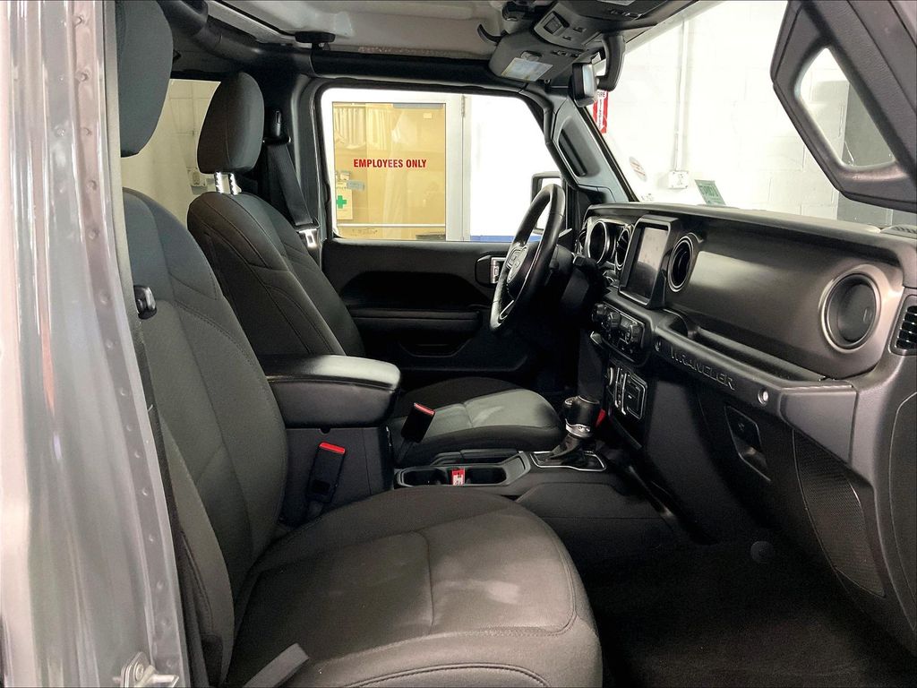 2023 Jeep Wrangler — photo 11
