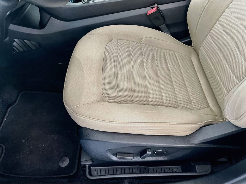 Used 2020 Blue Ford SE image 19