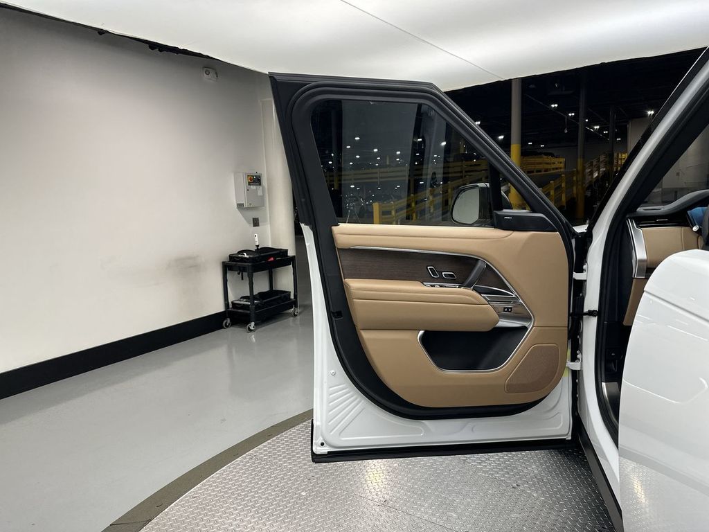 2023 Land Rover Range Rover SE 14