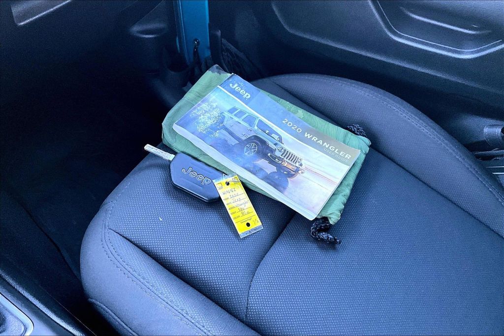 Used 2020 Teal Jeep Unlimited Sport image 10