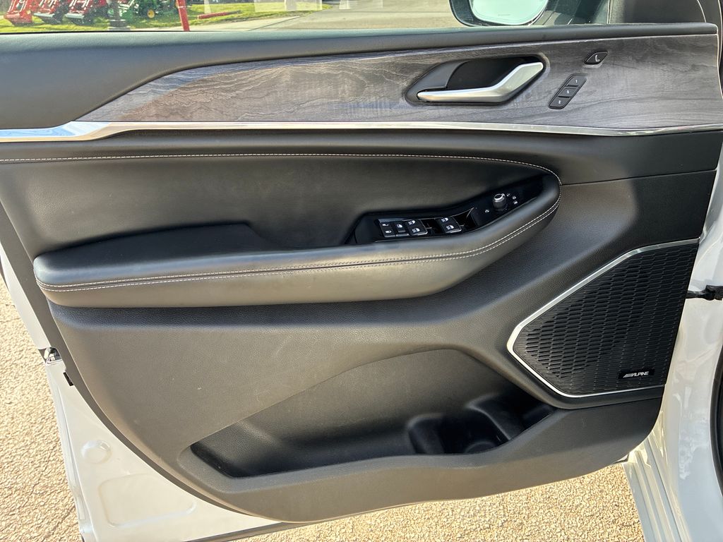 2023 Jeep Grand Cherokee Overland - 11