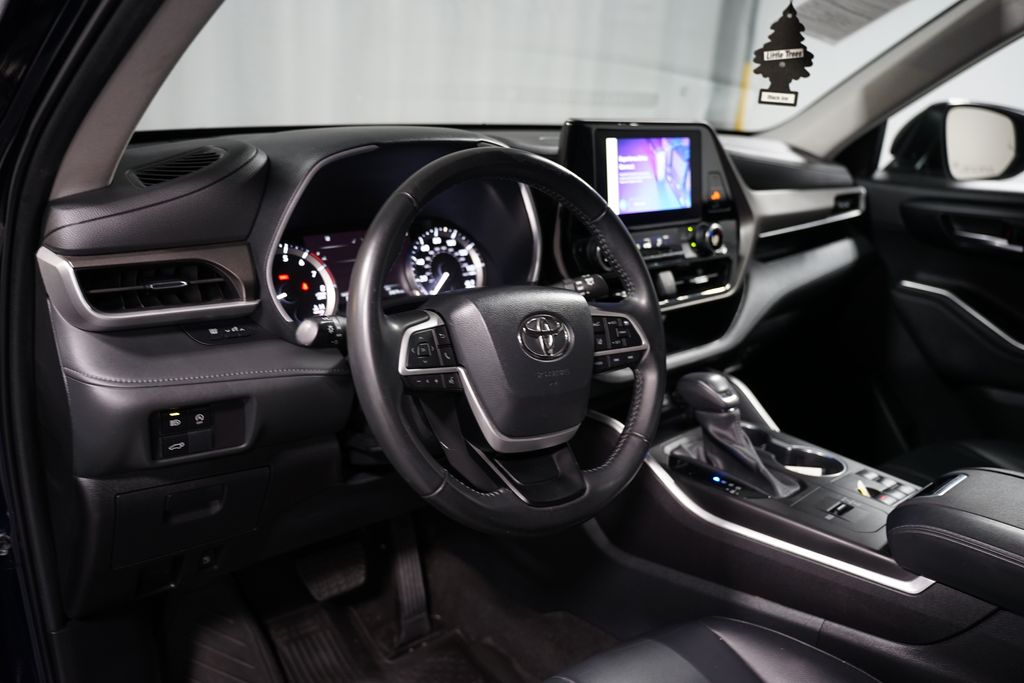 Thumbnail: 2023 Toyota Highlander - 7