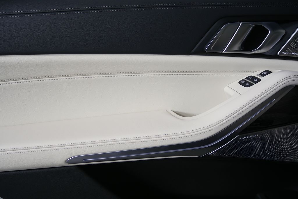 Thumbnail: 2026 BMW X7 - 14