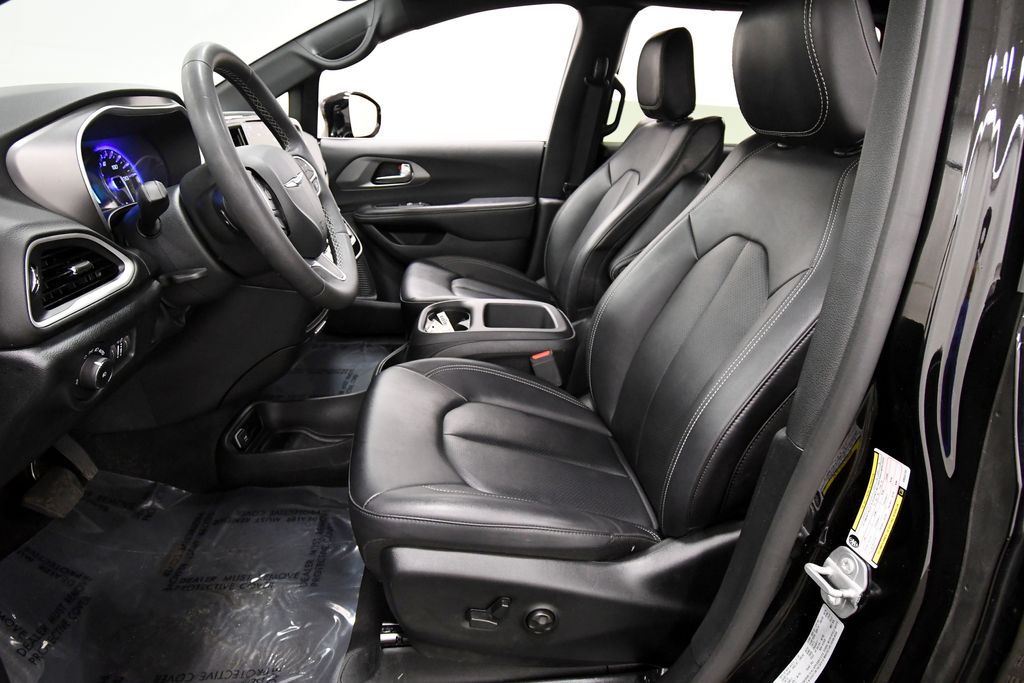 Used 2025 Chrysler Pacifica Van