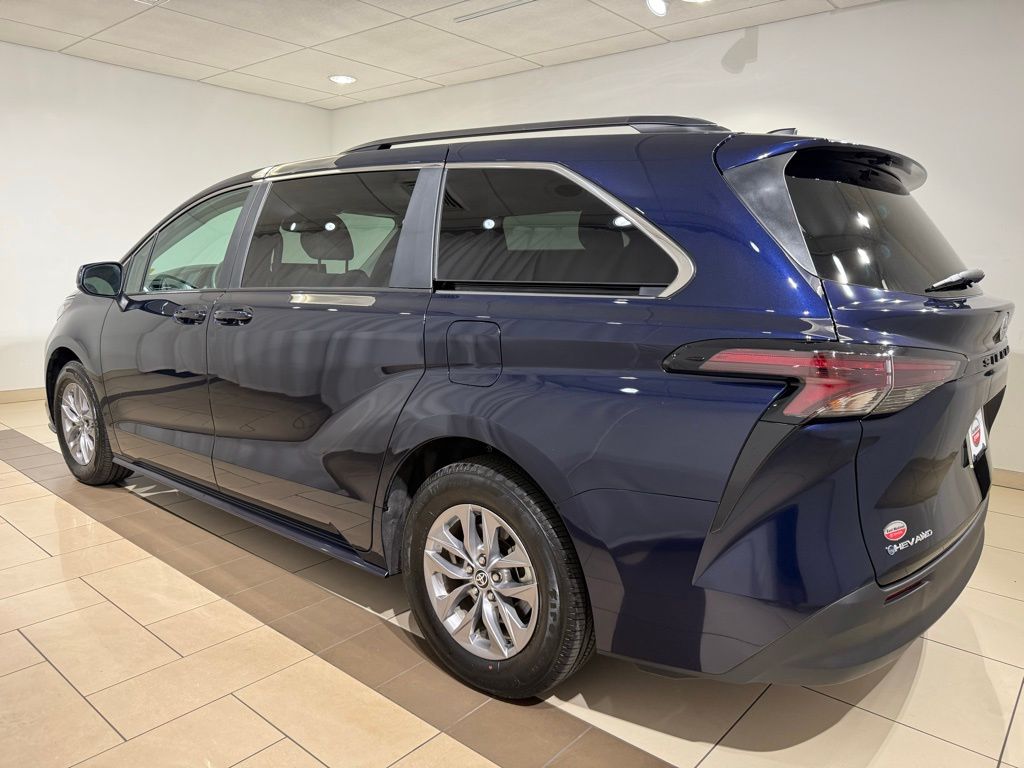Thumbnail: 2025 Toyota Sienna - 3