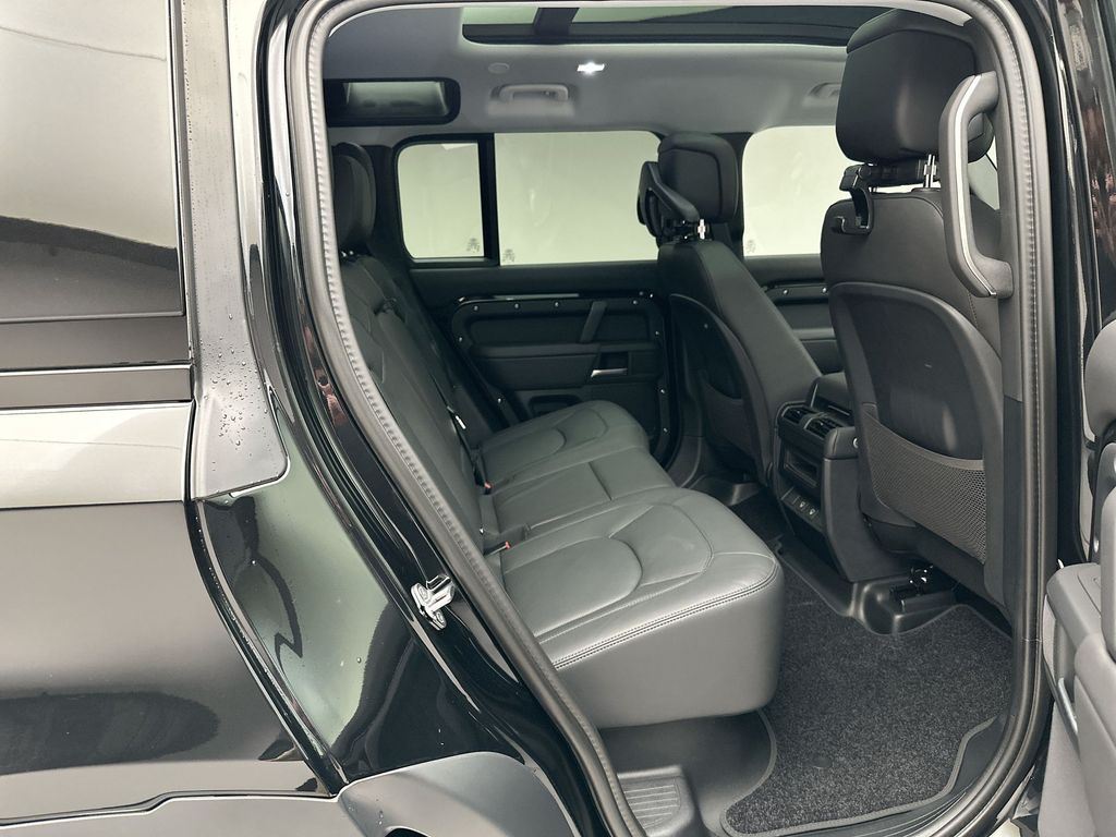 2025 Land Rover Defender 110 6