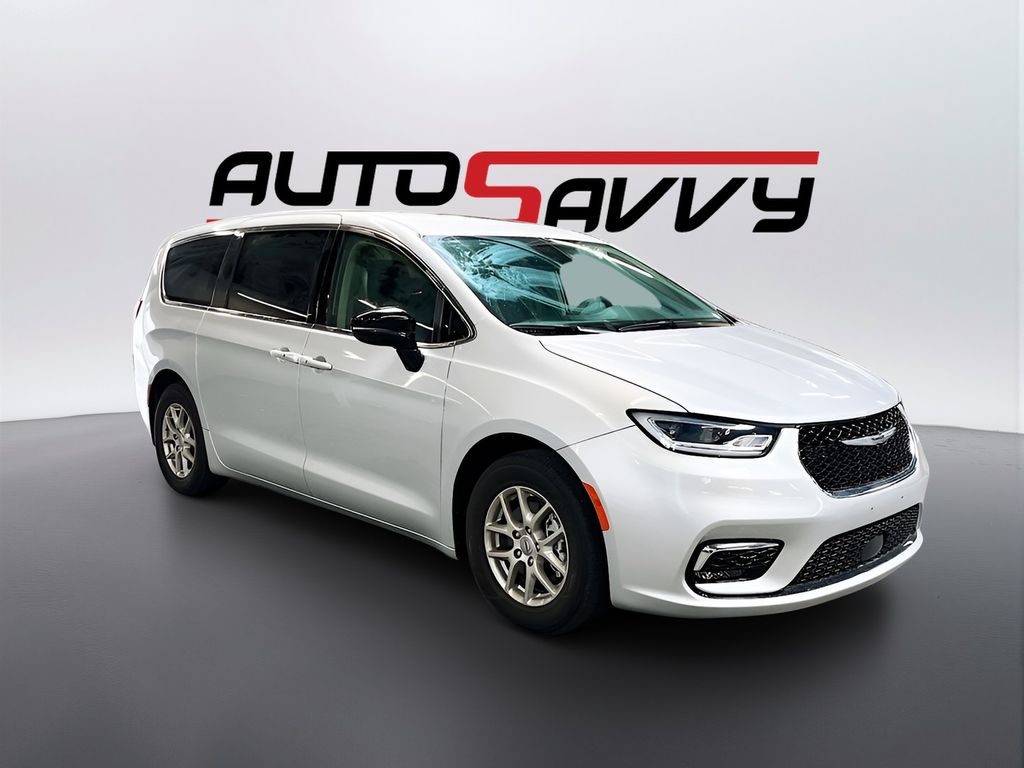 2024 Chrysler Pacifica Touring L's photo