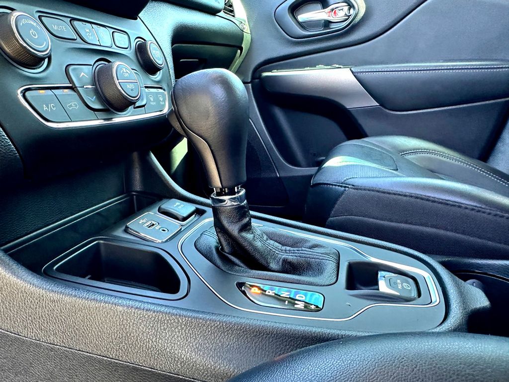 Used Car 2022 Jeep Cherokee  Latitude Lux For Sale Under $25,000 In Taylor, Texas