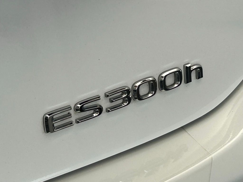 Used 2023 White Lexus 300h image 23
