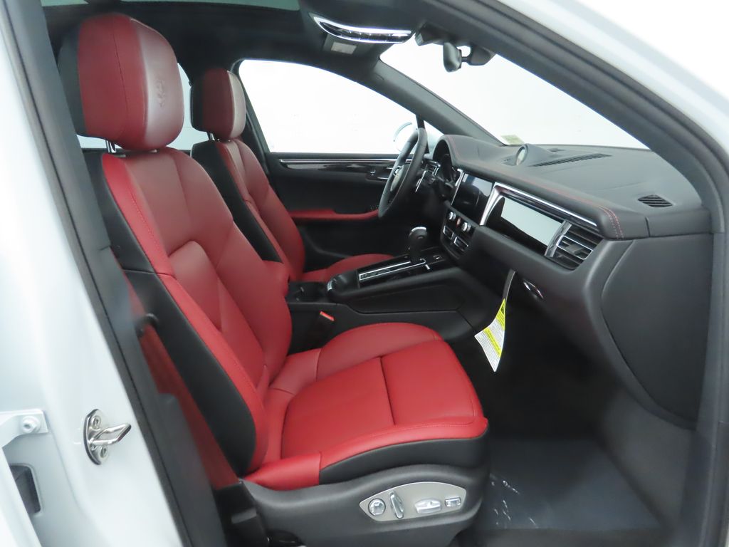 Thumbnail: 2025 Porsche Macan - 23