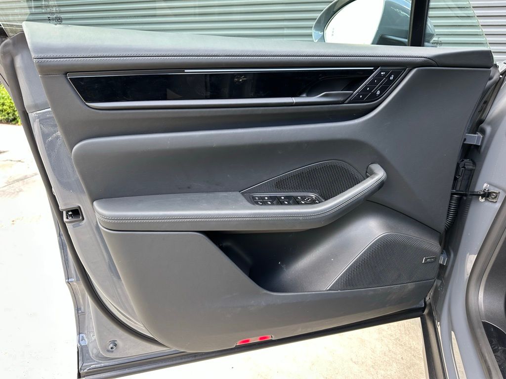 Thumbnail: 2025 Porsche Macan - 18