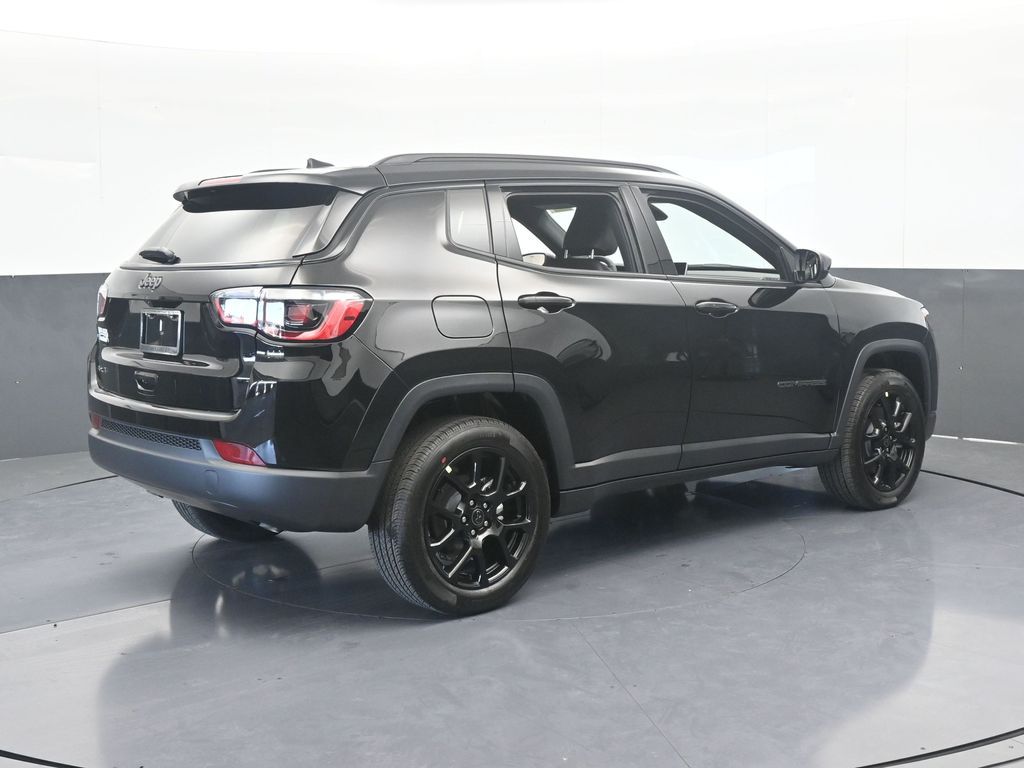 New 2026 Diamond Black Crystal Pearlcoat Jeep Latitude image 6