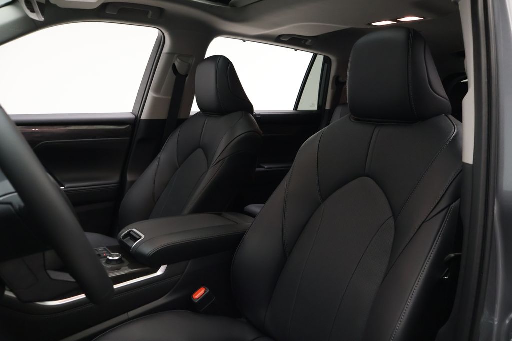 Thumbnail: 2026 Toyota Highlander - 13