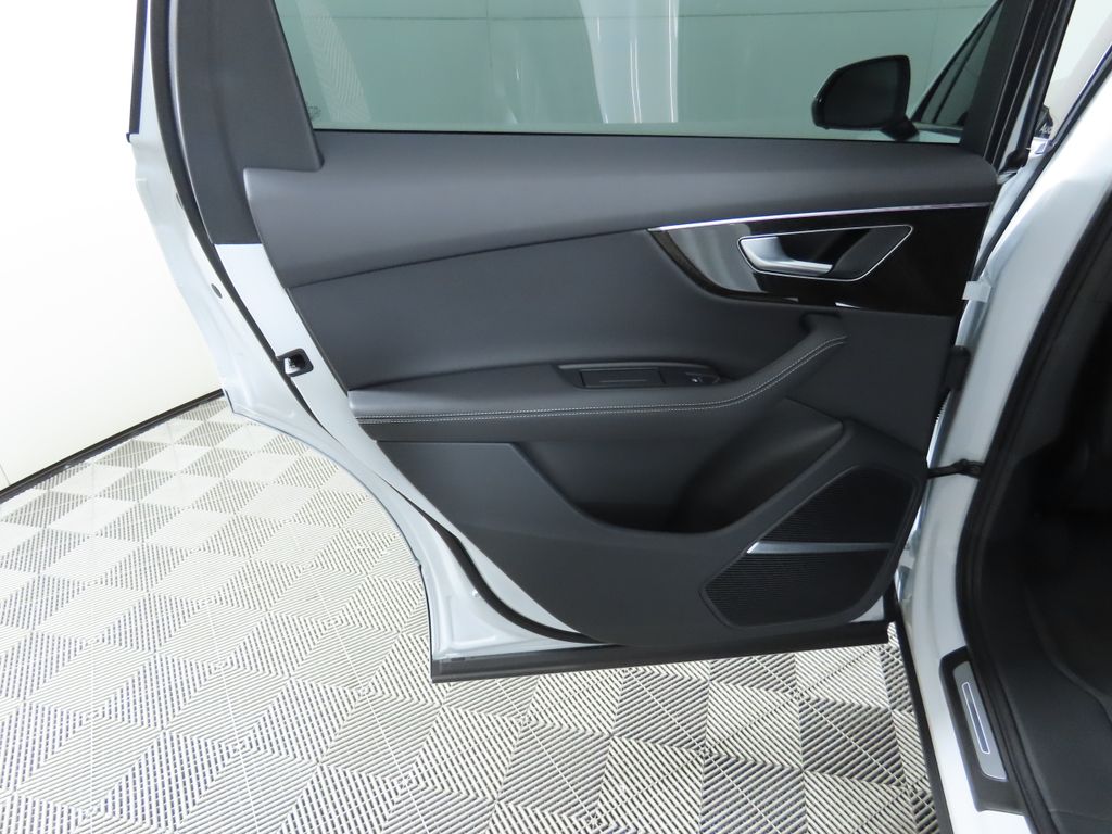 Thumbnail: 2025 Audi Q7 - 30