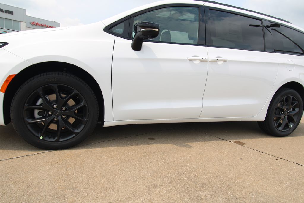 New 2027 Chrysler Pacifica Van