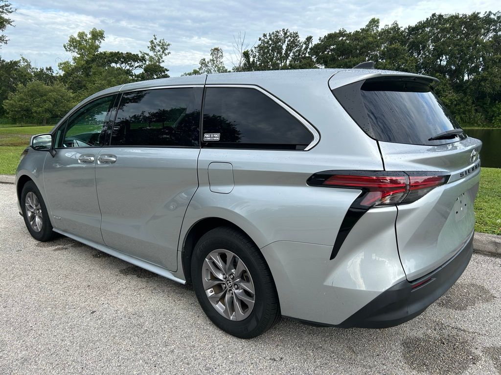 Thumbnail: 2021 Toyota Sienna - 3