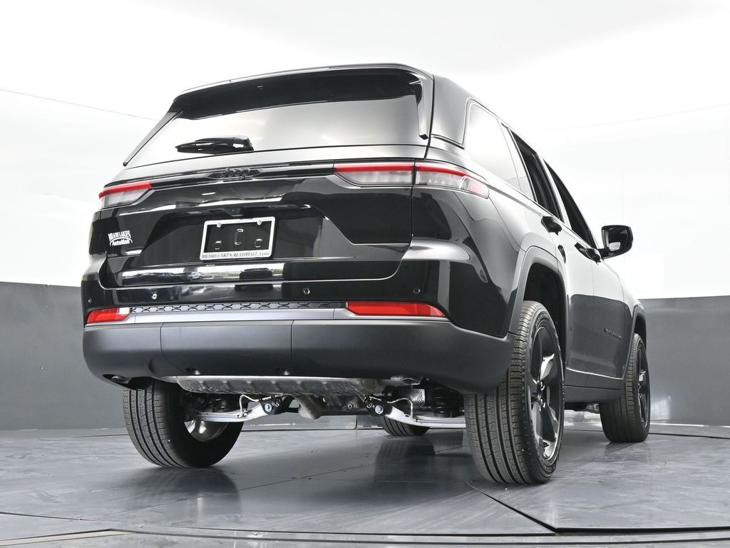 New 2026 Diamond Black Crystal Pearlcoat Jeep Limited image 55