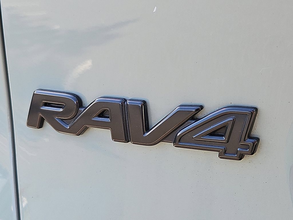 Thumbnail: 2021 Toyota RAV4 - 31