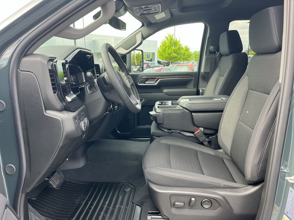 2025 Chevrolet Silverado 2500HD LT photo