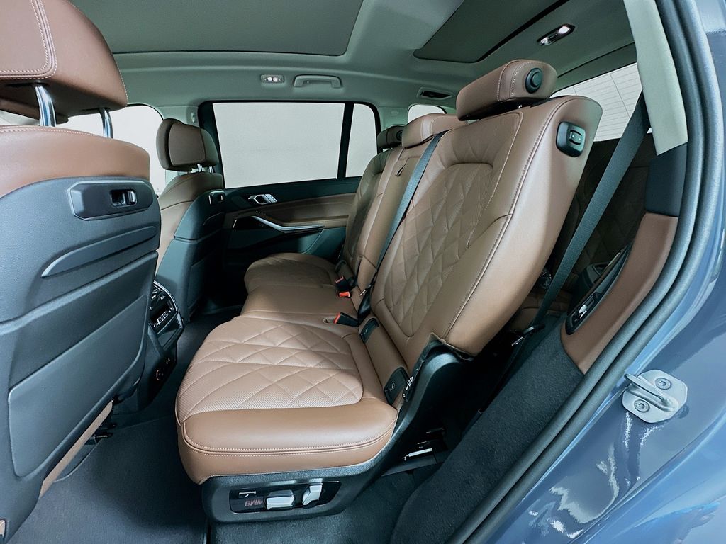 Thumbnail: 2026 BMW X7 - 17