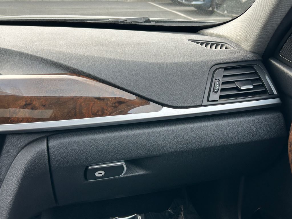 Thumbnail: 2015 BMW 3 Series - 24