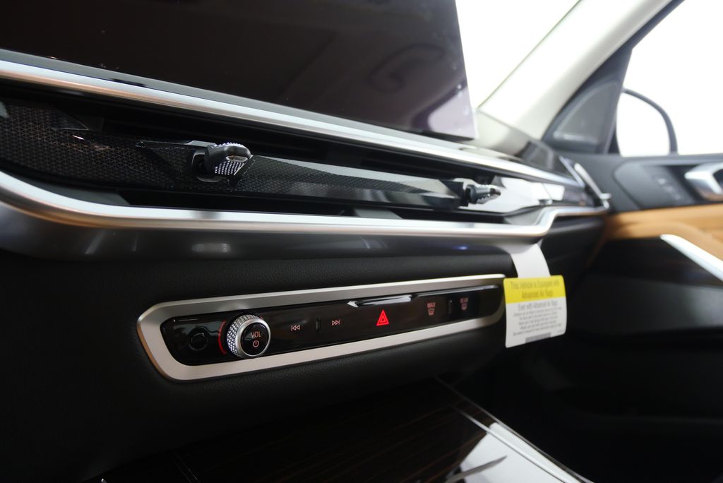 Thumbnail: 2026 BMW X7 - 21