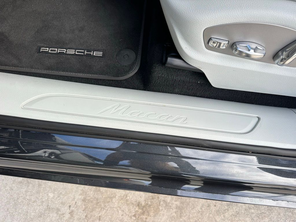 Thumbnail: 2022 Porsche Macan - 23