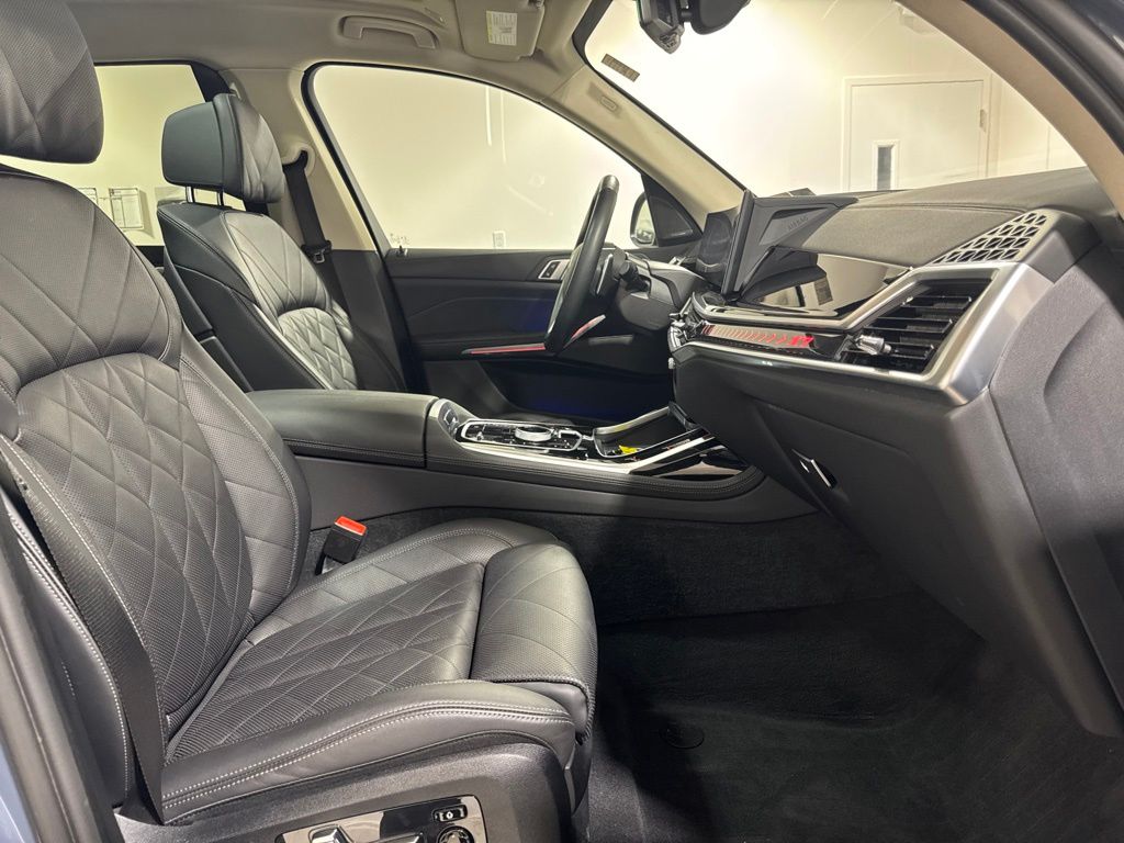 Used 2023  BMW xDrive40i image 29
