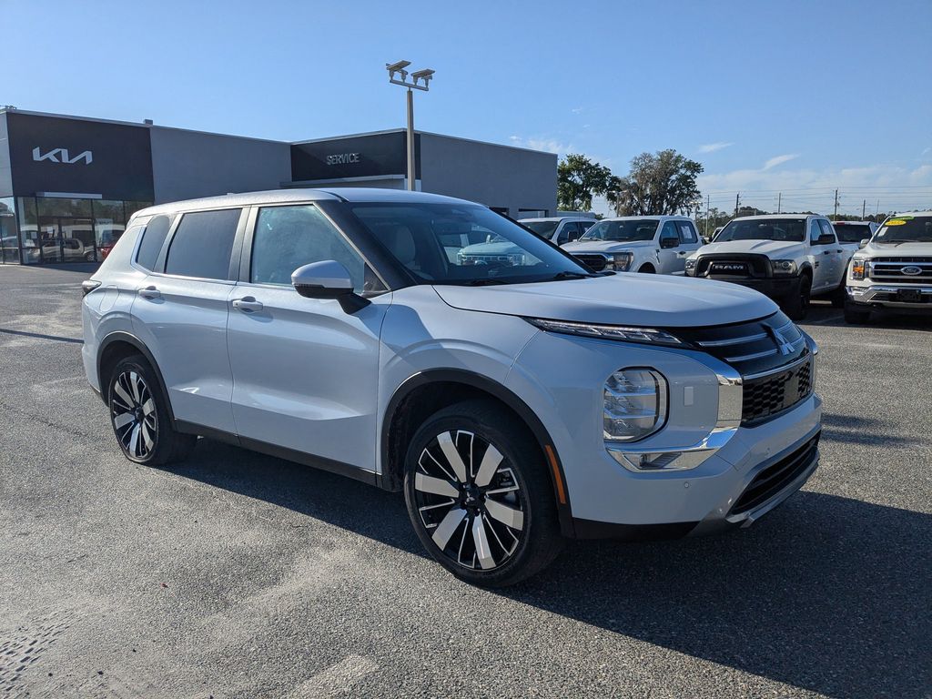 White 2025 Mitsubishi Outlander SE FWD SUV / Crossover Front-Wheel Drive Continuously Variable Transmission