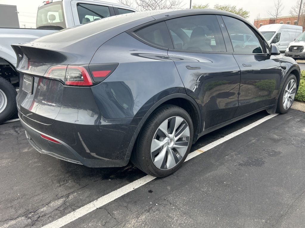 View vehicle photo 3