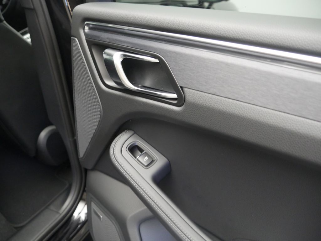 Thumbnail: 2026 Porsche Macan - 26