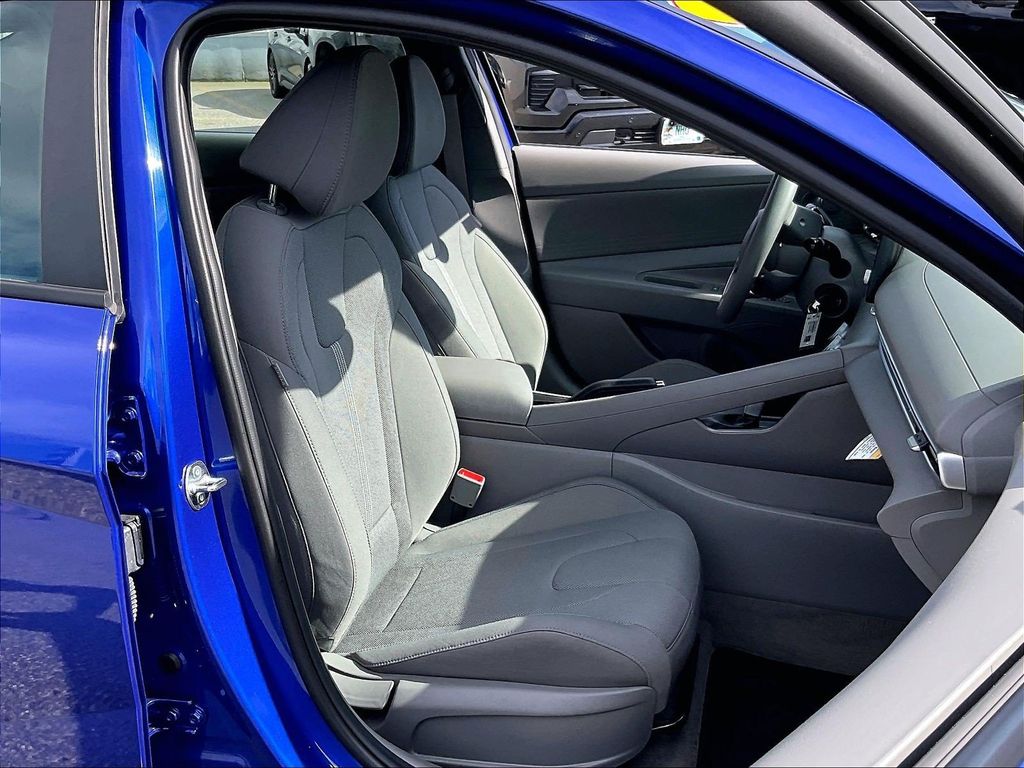 2025 Hyundai Elantra — photo 11