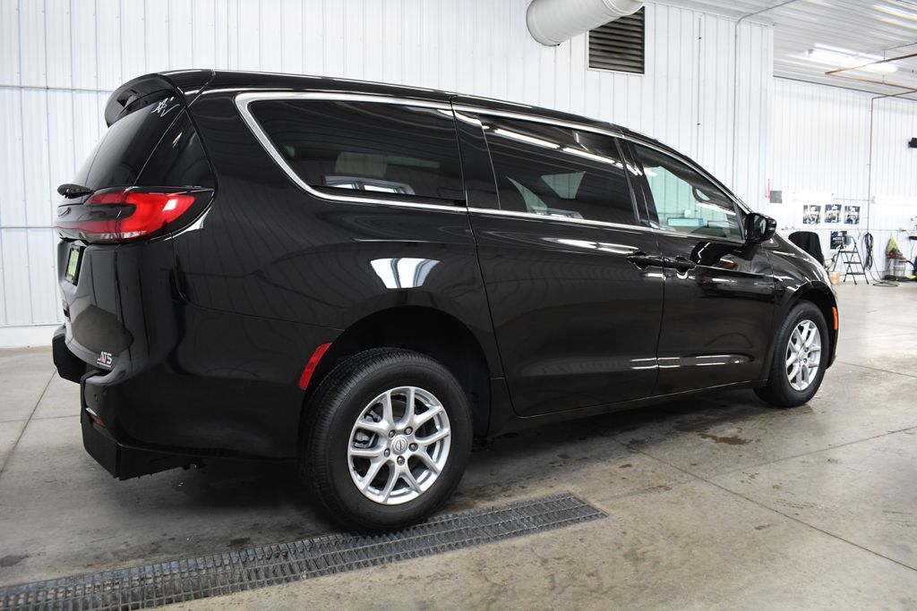 Used 2026 Black Chrysler Select image 12