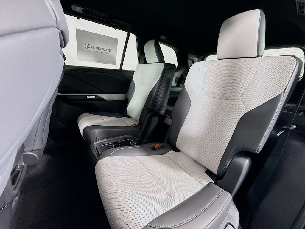 2025 Lexus TX 500h 17