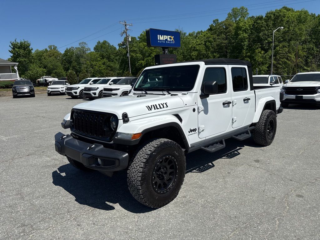 Bright White Clearcoat 2024 Jeep Gladiator Willys Crew Cab 4WD Pickup Truck Four-Wheel Drive 8-Speed Automatic