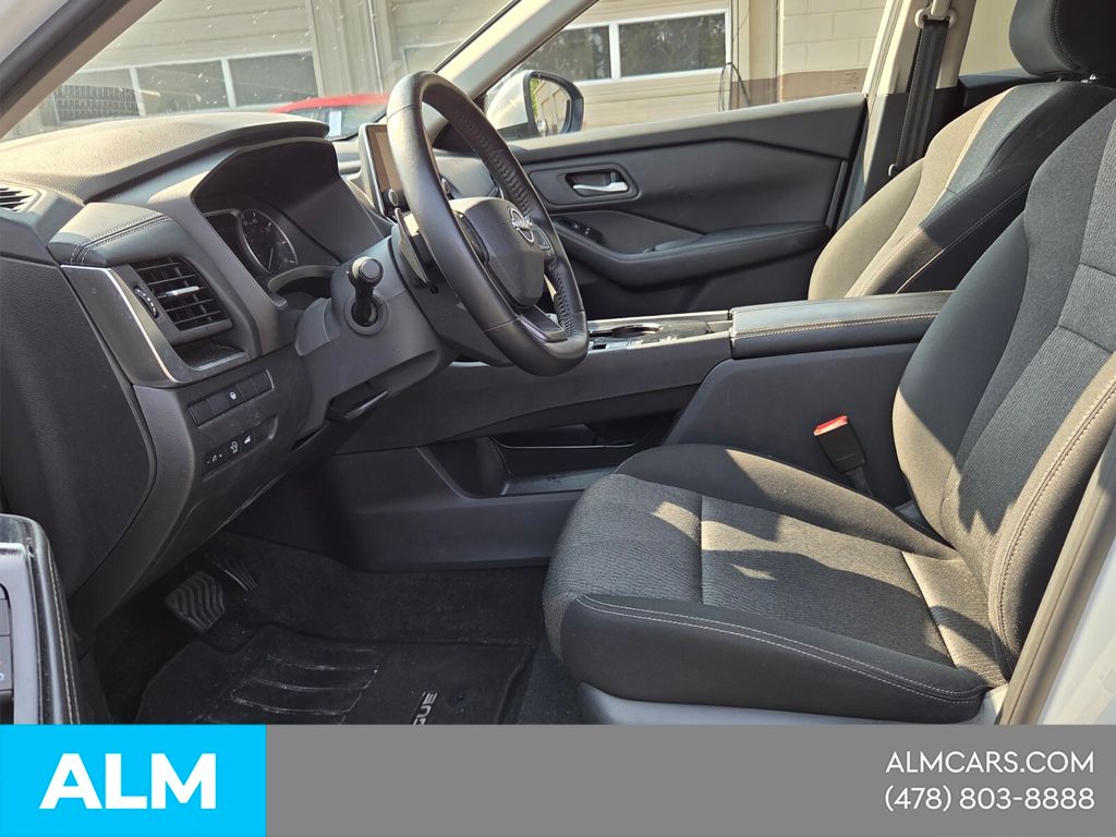 Used 2025 White Nissan SV image 4