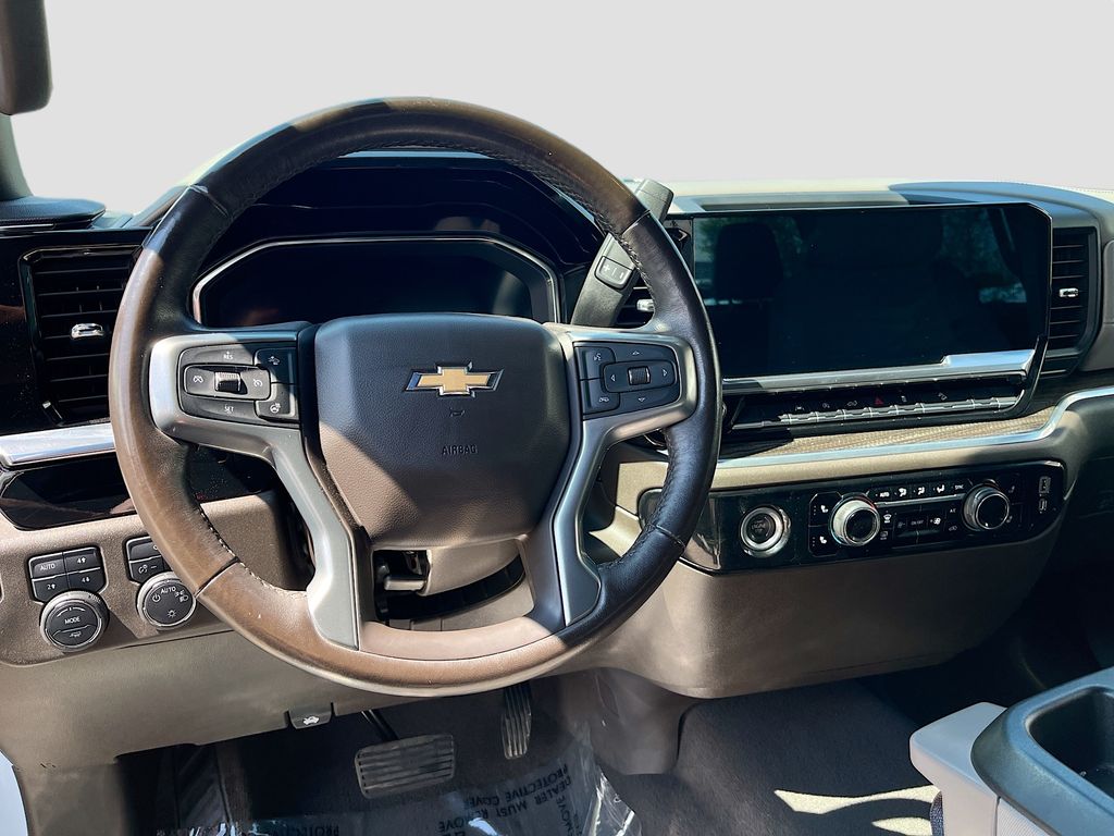 Used 2022 White Chevrolet LT image 11