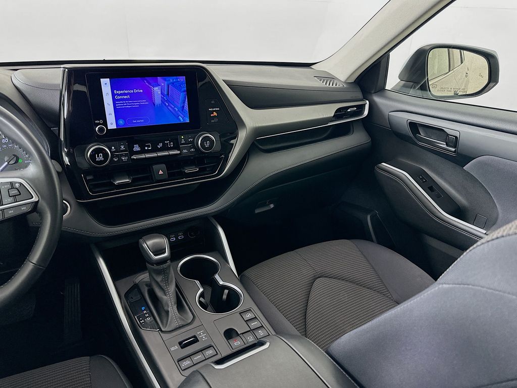 Thumbnail: 2024 Toyota Highlander - 23