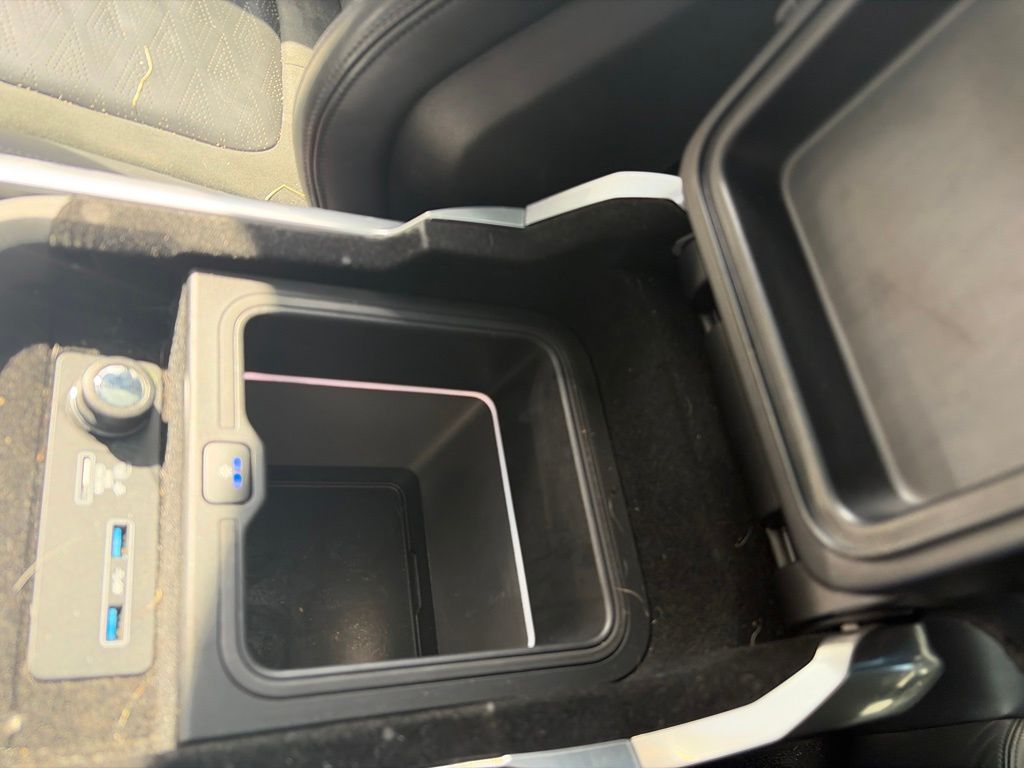 Used 2022 Black Land Rover SVR image 22