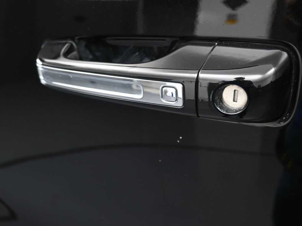 Used 2020 Diamond Black Crystal Pearlcoat Ram Laramie image 37