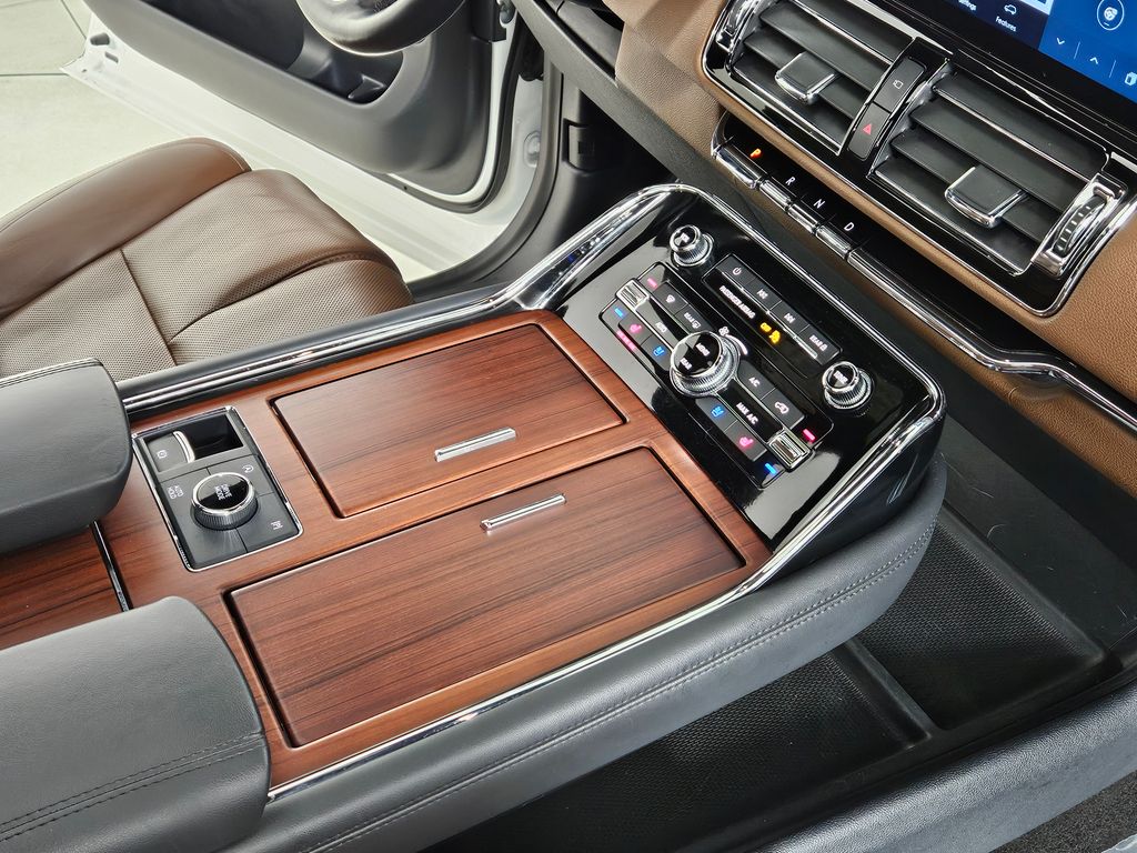 Thumbnail: 2022 Lincoln Navigator - 15