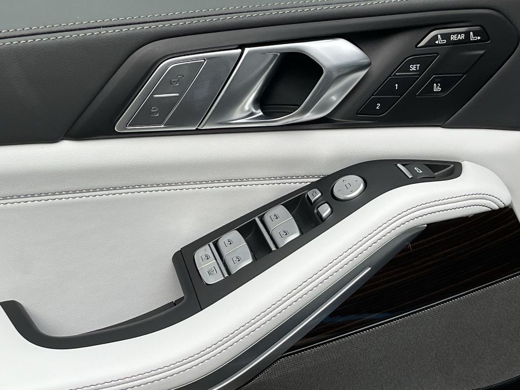 Thumbnail: 2026 BMW X7 - 13